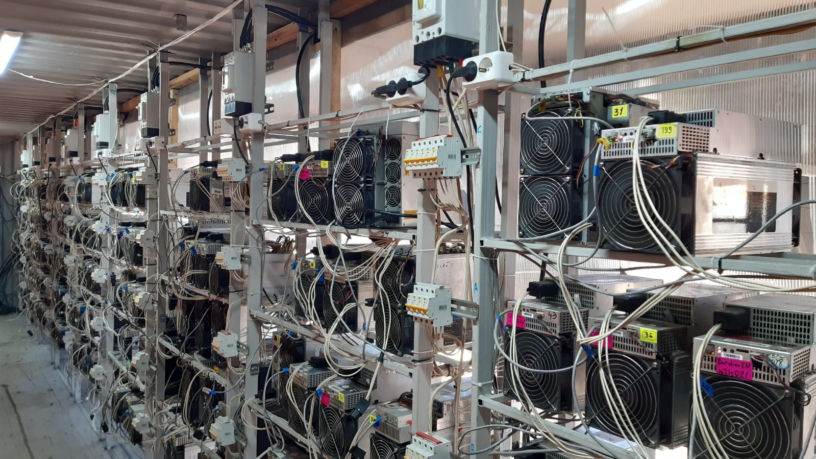 תמונה של מסדרון לוהט לאוויר ורצפה צבועה למלון קריפטוריאקטור נגד כריית אבק